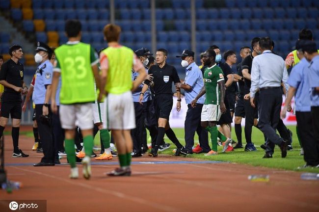 根据此前消息，国足已确认分别于本月25日、29日与阿联酋当地一家二级俱乐部代表队和阿曼国家队进行热身赛，余下两个热身对手待定。